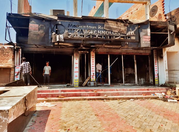बसंतपुर में ब्रांडेड फर्नीचर व इलेक्ट्रॉनिक्स शोरूम में लगी आग, दो झुलसे