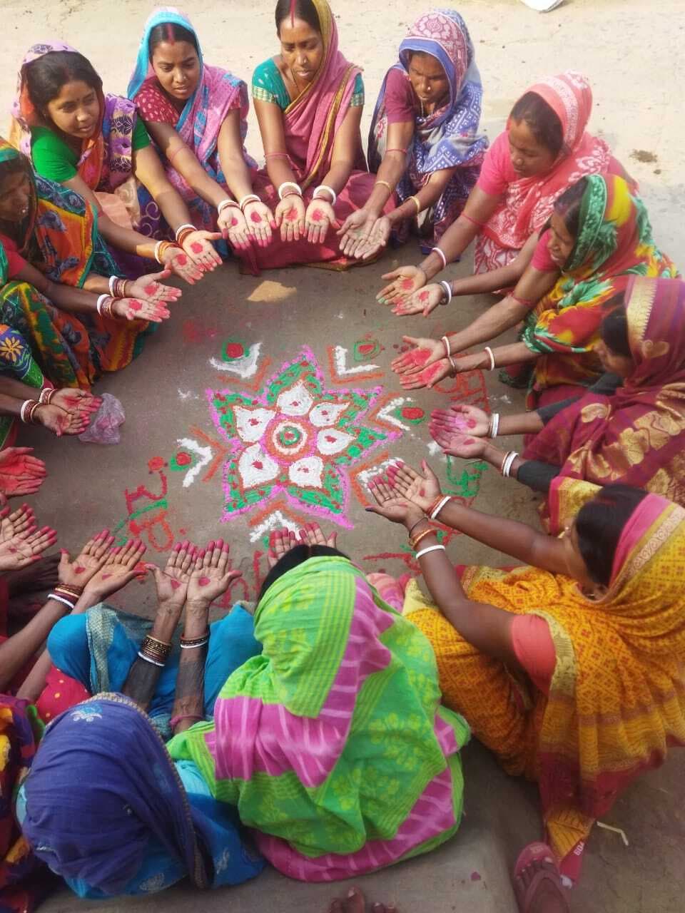 दीदियों ने रंगोली बनाकर मतदान के लिए किया जागरूक