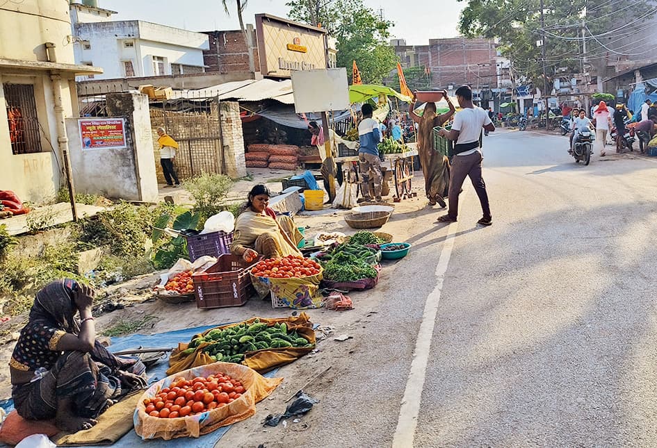 शहर में कई जगहों पर अतिक्रमण से राहगीरों की बढ़ी परेशानी
