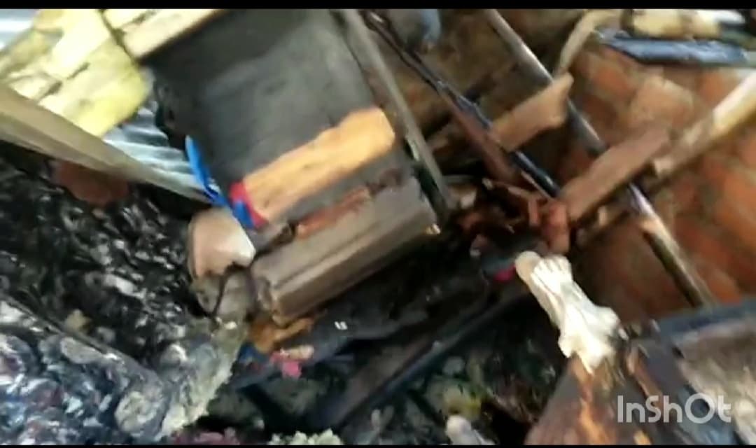 शॉर्ट सर्किट से लगी आग, लाखों रुपये के डेकोरेशन का सामान जला