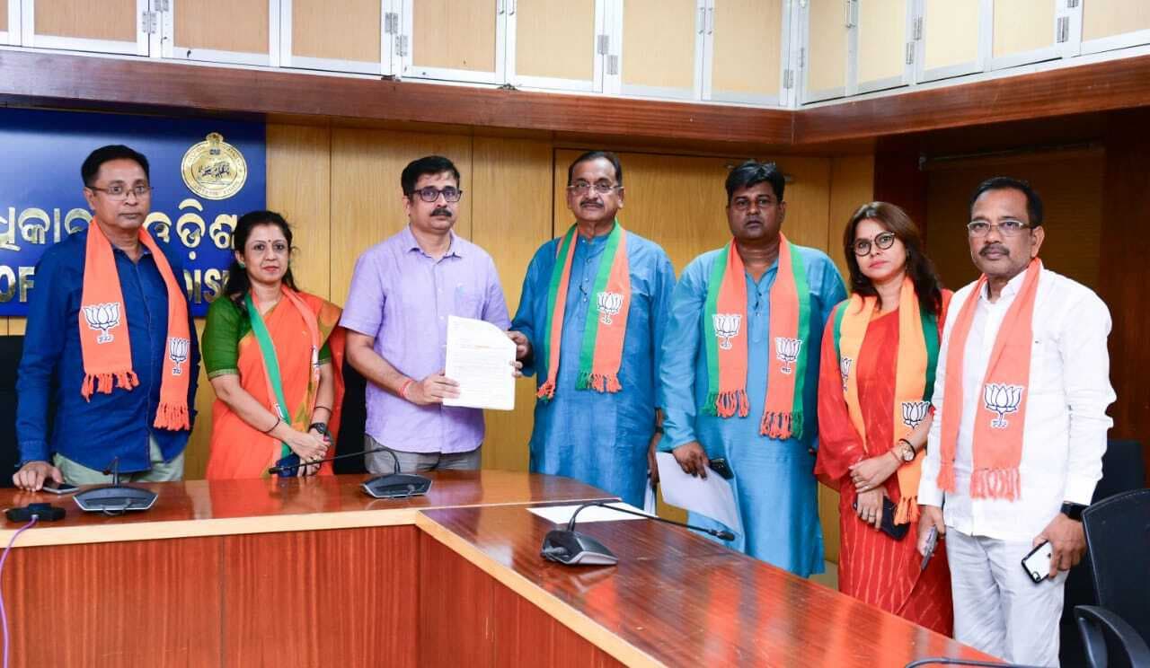 भाजपा नेताओं ने सौंपा ज्ञापन, बोले-पांडियन की गतिविधि राज्य में निष्पक्ष चुनाव में बन रही बाधक