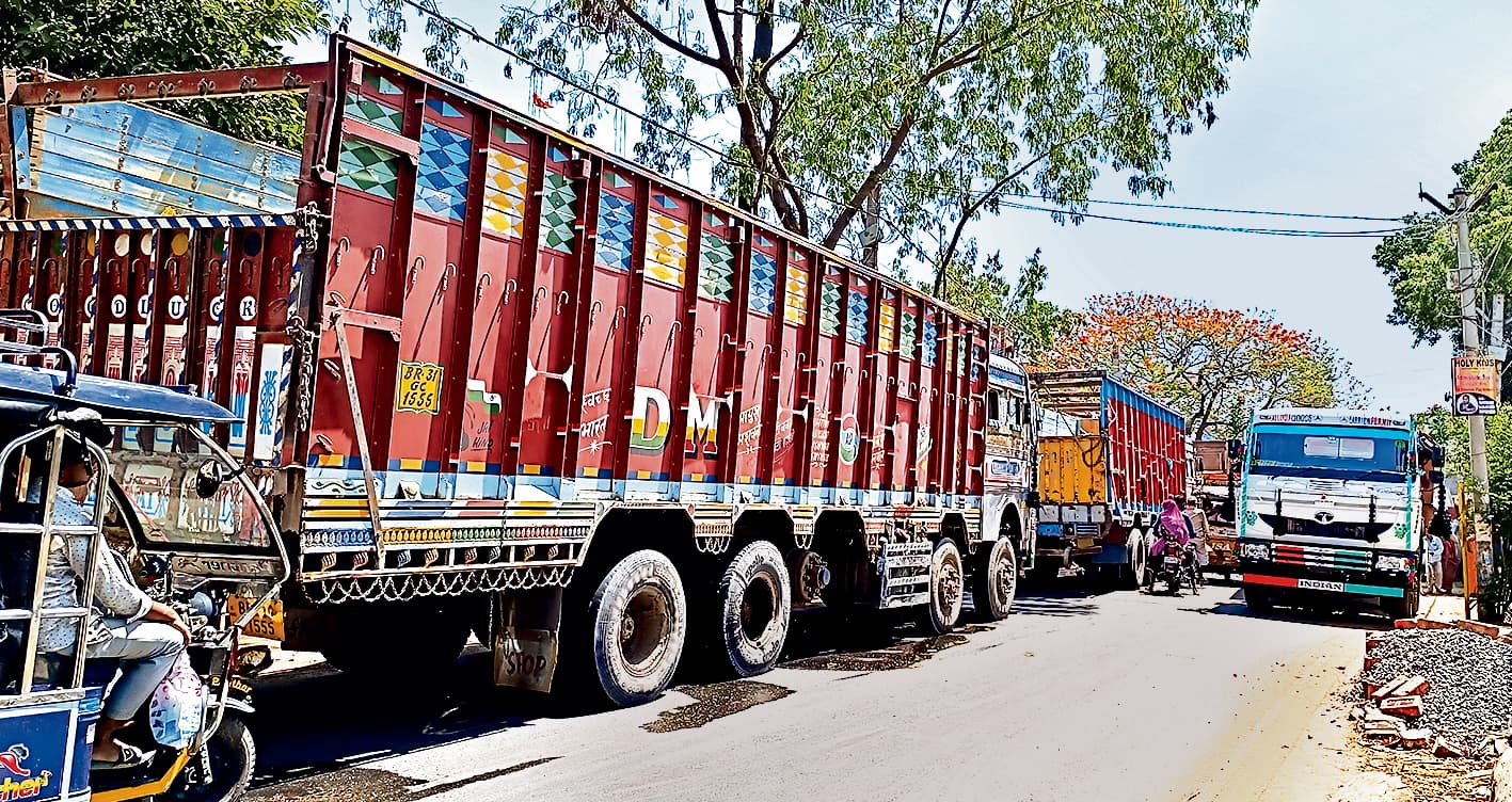 बालू लदे दो वाहन हुए खराब, पांच घंटे तक लगा रहा जाम