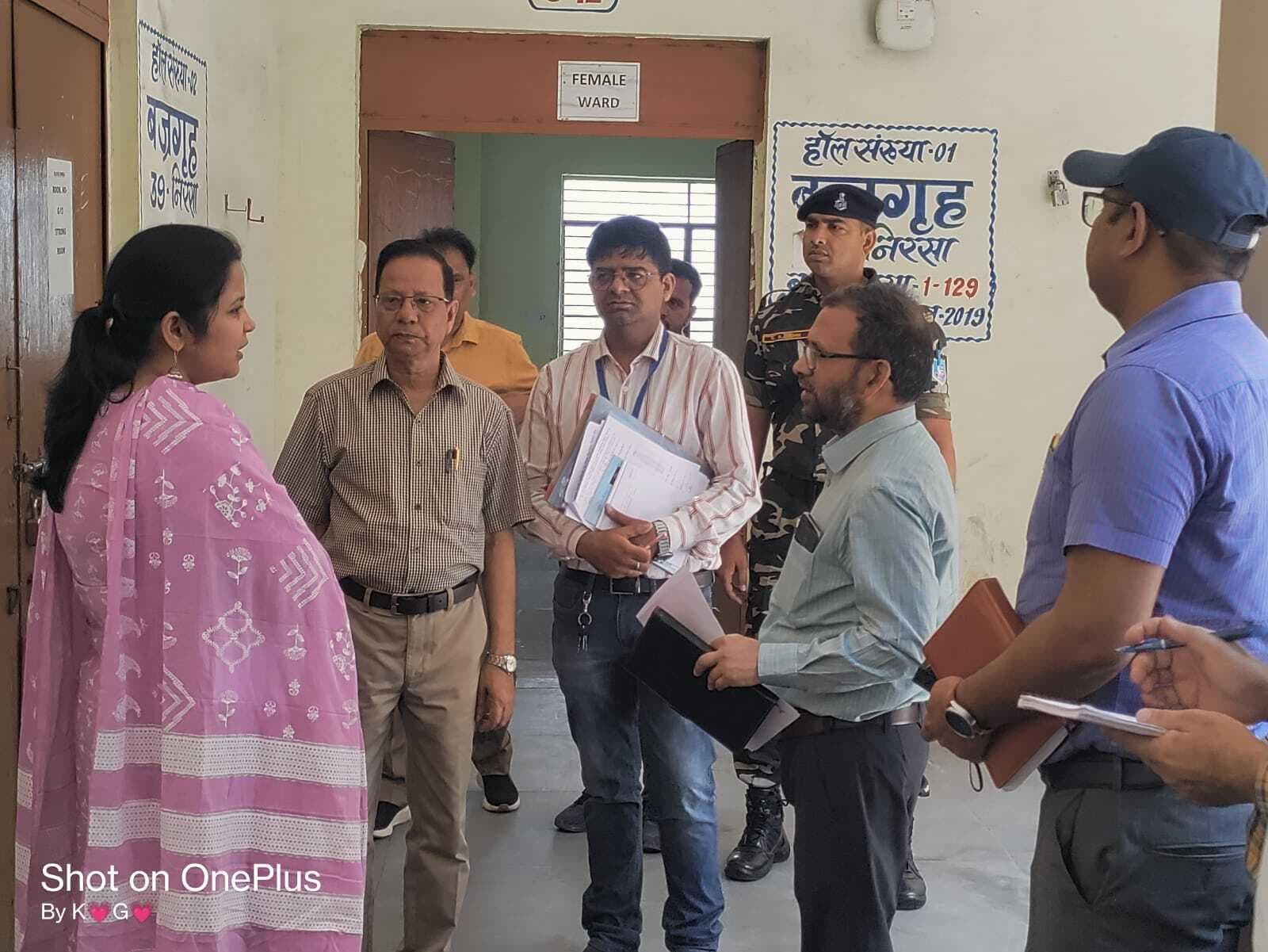 उपायुक्त ने किया वज्रगृह सह डिस्पैच सेंटर का निरीक्षण