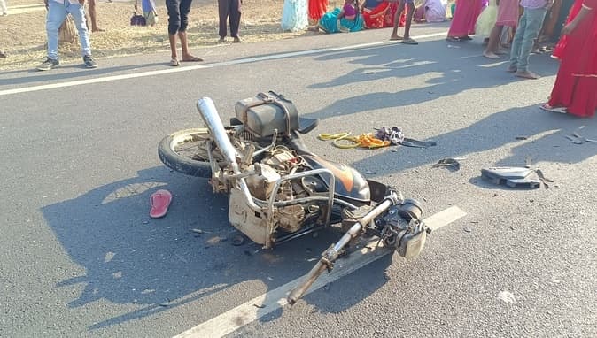 अज्ञात वाहन के धक्के से राजमिस्त्री की मौत, आक्रोशित लोगों ने किया सड़क जाम