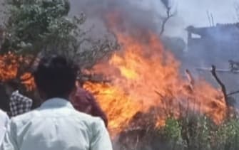 आग लगने दो घर समेत सभी सामान जलकर राख भेलवा में आग लगने के कारणों का नहीं चला पता