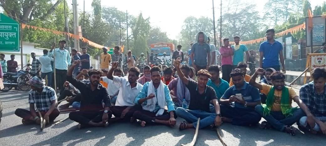 कोयला लेने गए छात्रावास के छात्रों को कोल सुरक्षा कर्मी ने खदेड़ा, छात्रों ने किया सड़क जाम
