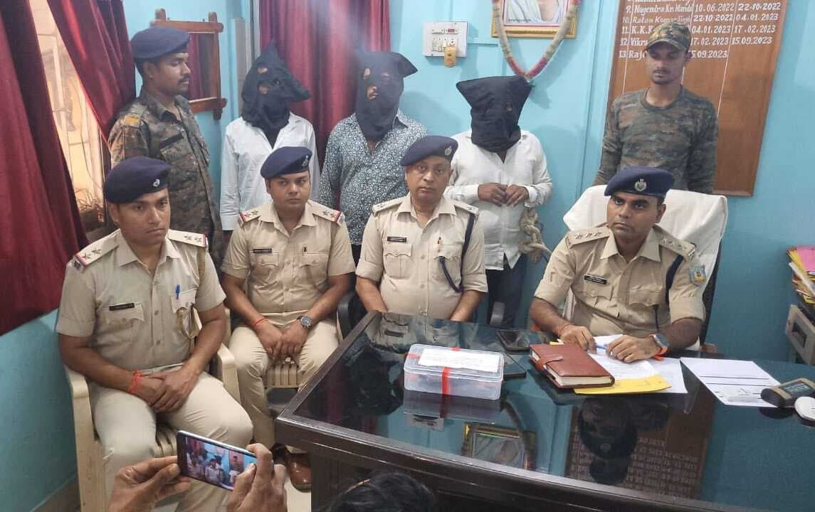 रंगदारी मांगने पहुंचे तीन युवक देशी पिस्टल व छह गोली के साथ गिरफ्तार