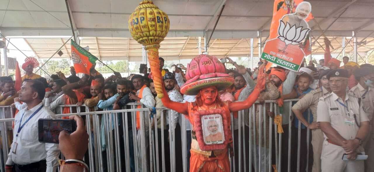 मोदी जी को जय श्रीराम के नारों से गुंजता रहा हवाई अड्डा मैदान