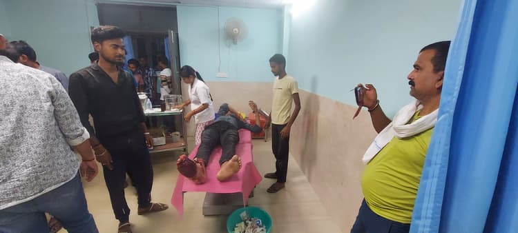 अलग अलग जगह हुए सड़क दुर्घटना में दो युवक जख्मी, एक रेफर