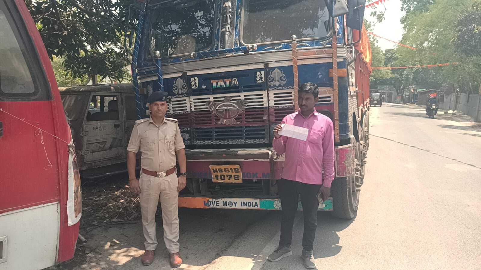 ओवरलोडेड दो ट्रक से 02 लाख 94 हजार रुपये का काटा चालान