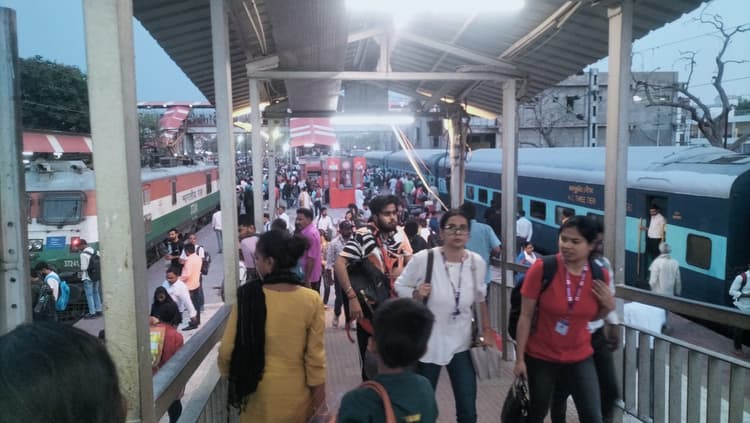 गया-आनंद विहार क्लोन एक्सप्रेस में बढ़ी भीड़, सीटें फुल