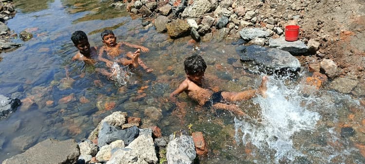 - हीट वेव के बीच बच्चे कर रहे हैं जल क्रीड़ा