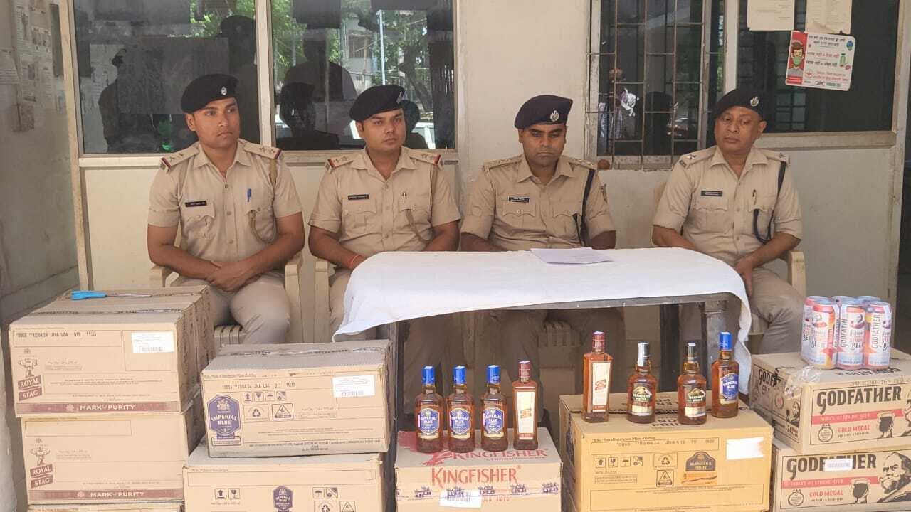 मां-बेटे अपने घर से चला रहा थे अवैध करोबार, 1.25 लाख की शराब जब्त