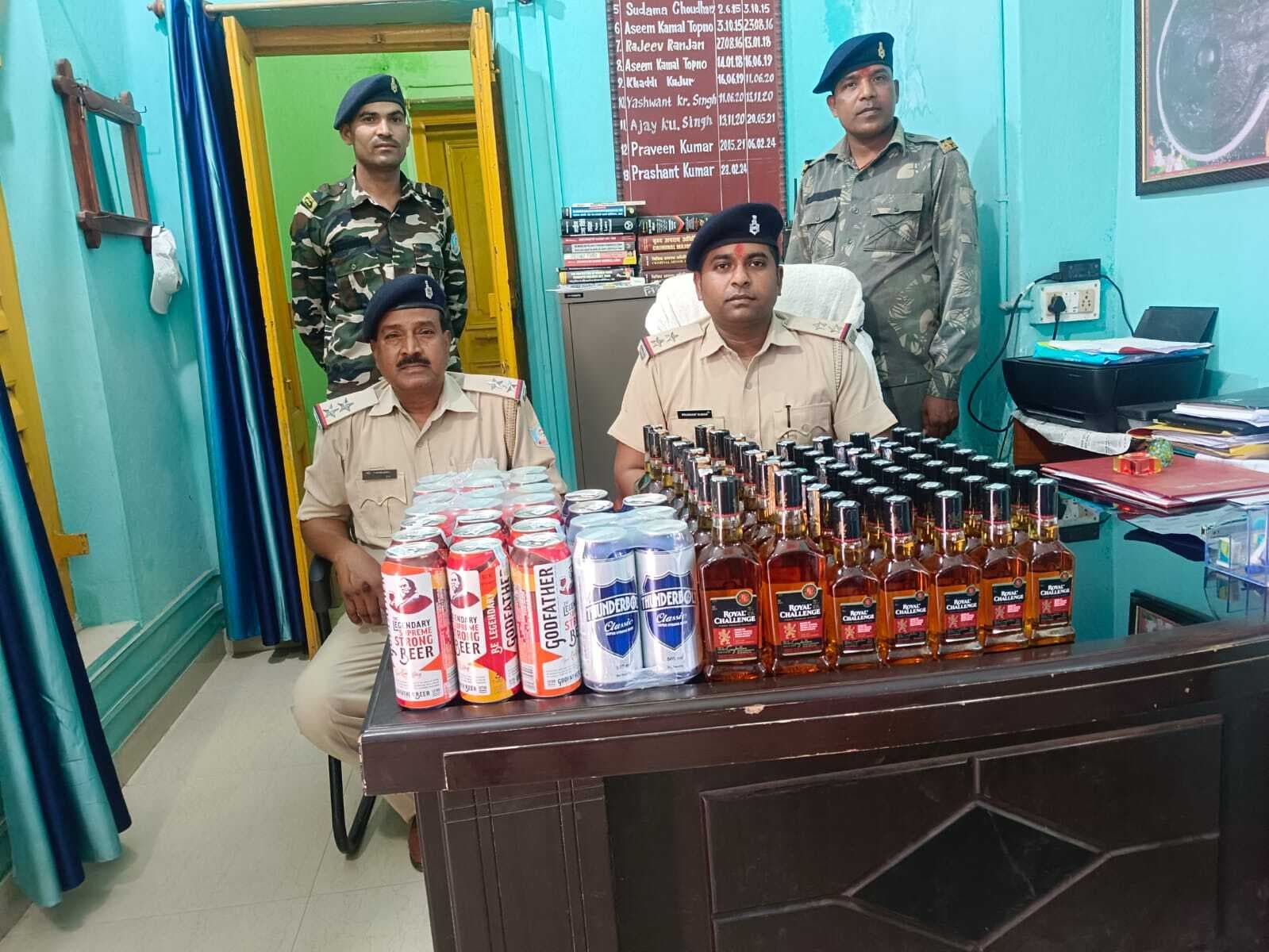 शहीद आश्रम रोड स्थित होटल से 60 बोतल शराब व 28 बोतल बीयर बरामद