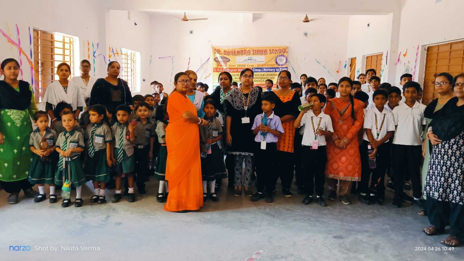 विद्यालय में बच्चों को खिलायी गयी कृमिनाशक दवा