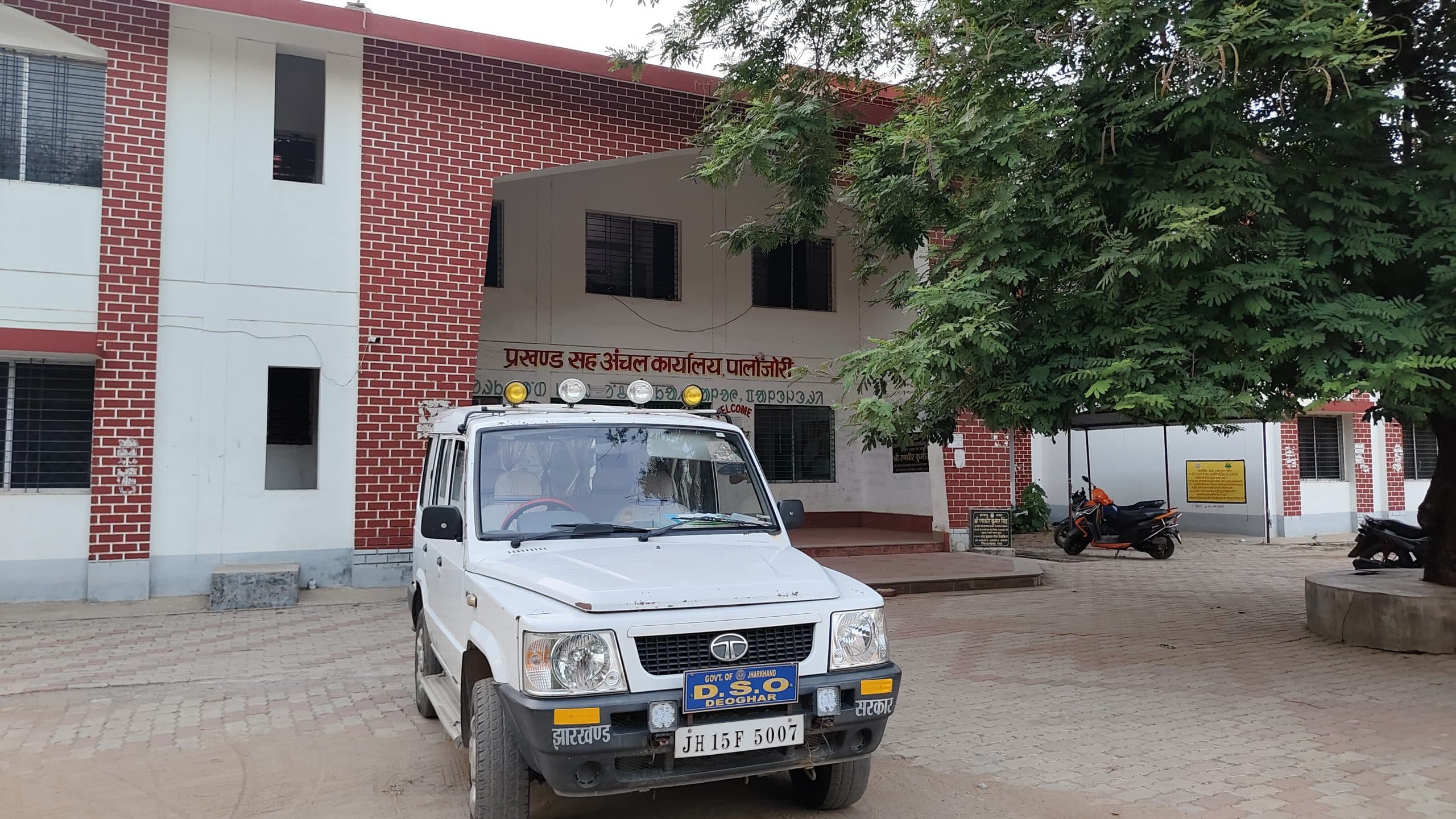 11.30 लाख गबन के मामले में डीएसओ ने की जांच, पालोजोरी प्रखंड कार्यालय में अभिलेखों को देखा