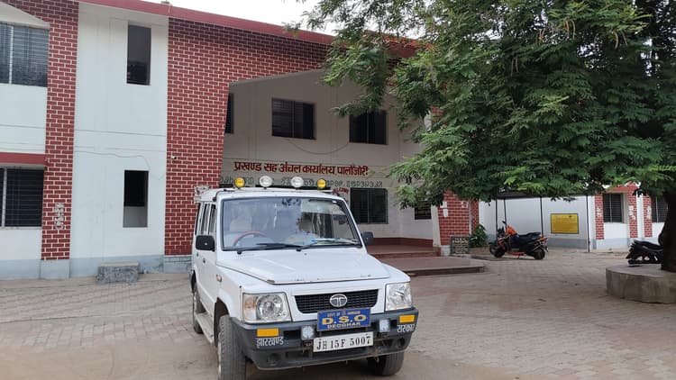 11.30 लाख गबन के मामले में डीएसओ ने की जांच, पालोजोरी प्रखंड कार्यालय में अभिलेखों को देखा