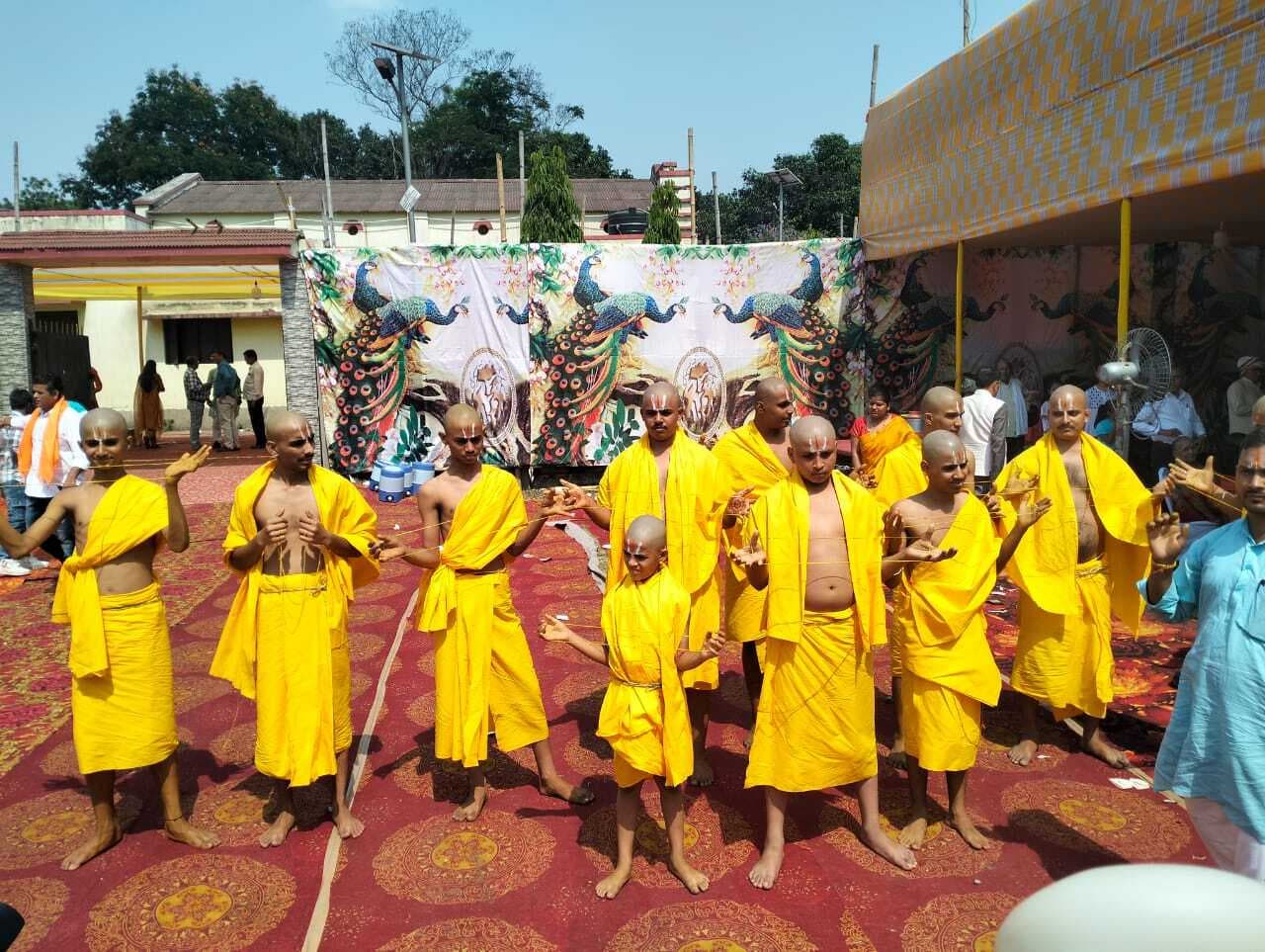 बटुकों का उपनयन संस्कार हुआ पूरा, भिक्षा मांग लिया आशीर्वाद