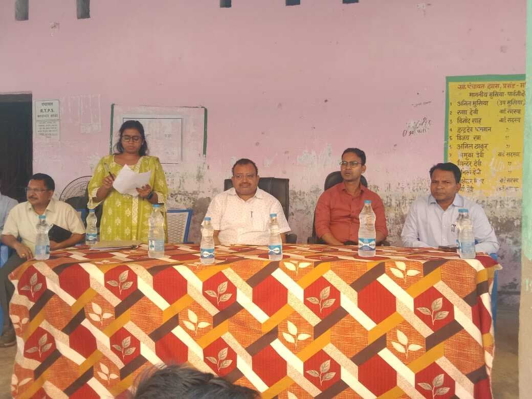 अधिकारियों ने ग्रामीणों के साथ की बैठक, मतदान पर नहीं बनी सहमति