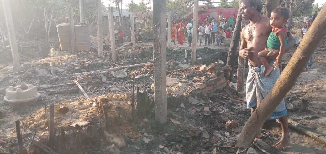 लतराहा में आग से सात घर जले