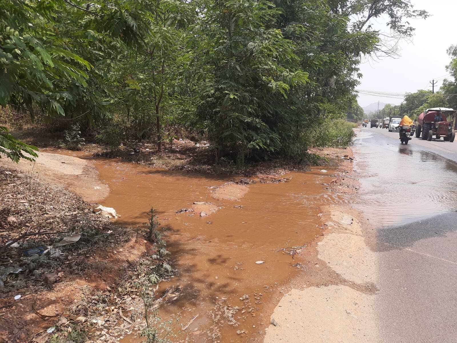 - जमुनिया का हजारों लीटर पानी सड़क पर बह गया