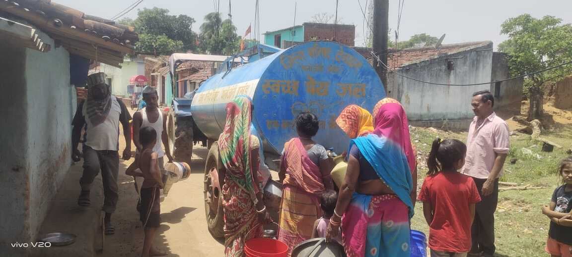 पालोजोरी के कई मुहल्लों में गहराया पेयजल संकट , ग्रामीणों ने खराब चापानलों की मरम्मत कराने को कहा