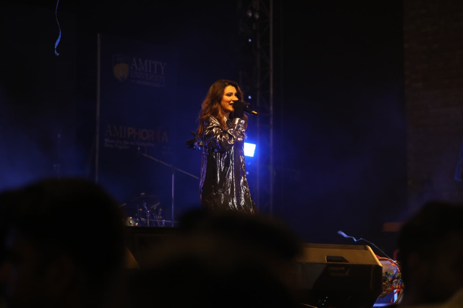 आस्था गिल ने विद्यार्थियों को खूब थिरकाया