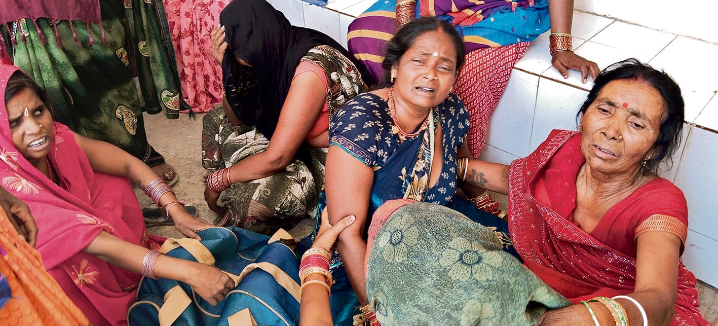 बस-बाइक की भिड़ंत में मां व दो बेटों व स्कॉर्पियो-बाइक की टक्कर में दो लोगों की मौत