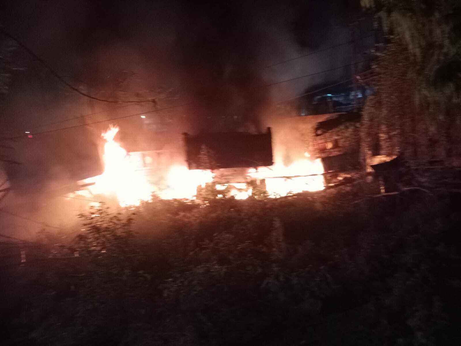 शॉर्ट सर्किट से थाने के कैंपस में लगी आग, आधा दर्जन जब्त वाहन जल कर राख