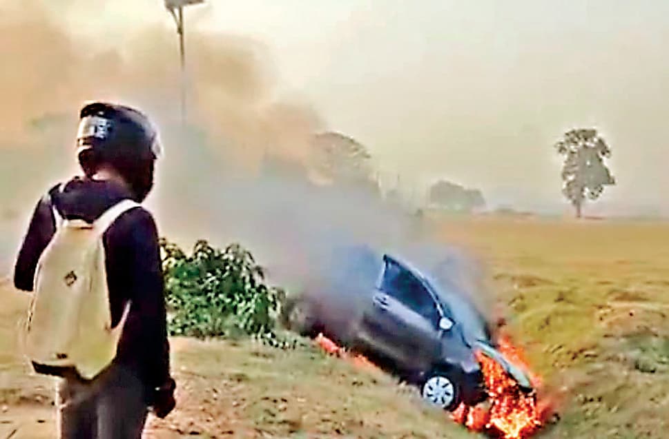 जानवर को बचाने के चक्कर में गड्ढे में गिरी कार, लगी आग