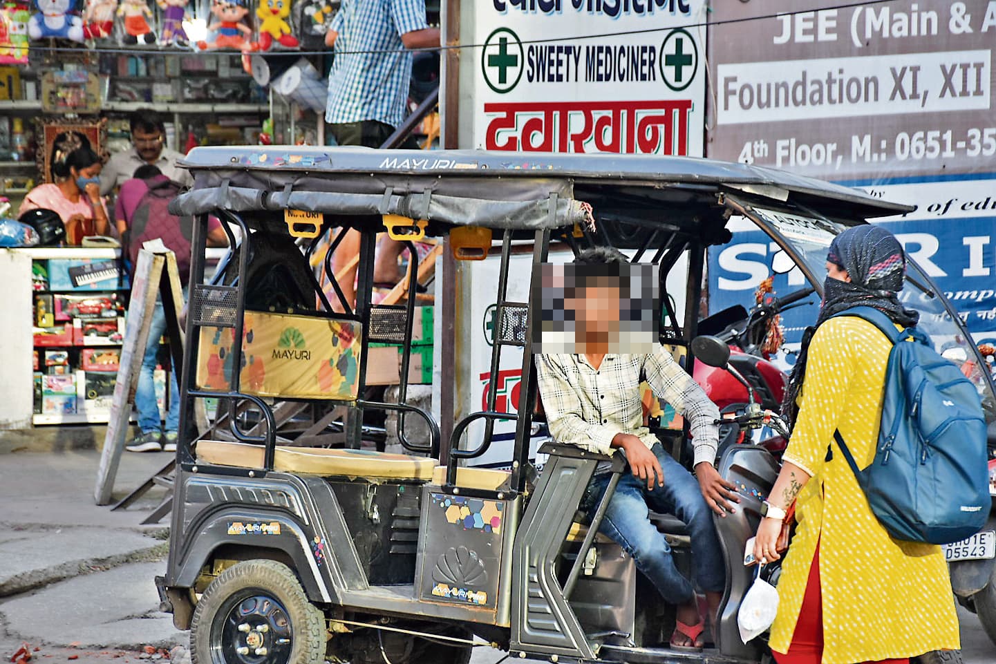 सावधान! नाबालिग के हाथों में है ई-रिक्शा की स्टेयरिंग