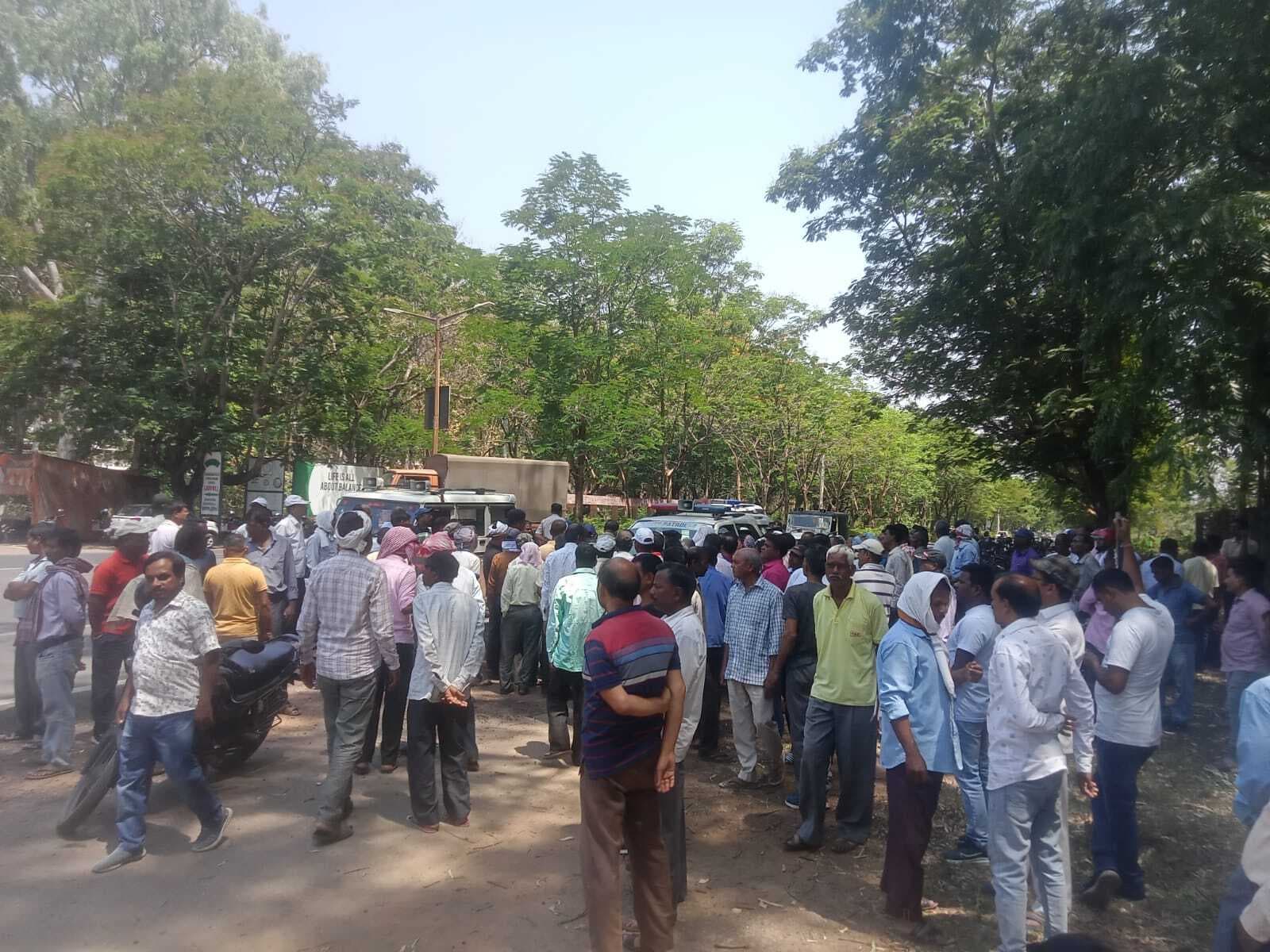 एचइसी के सप्लाई कर्मियों ने तीन घंटे तक किया चक्का जाम