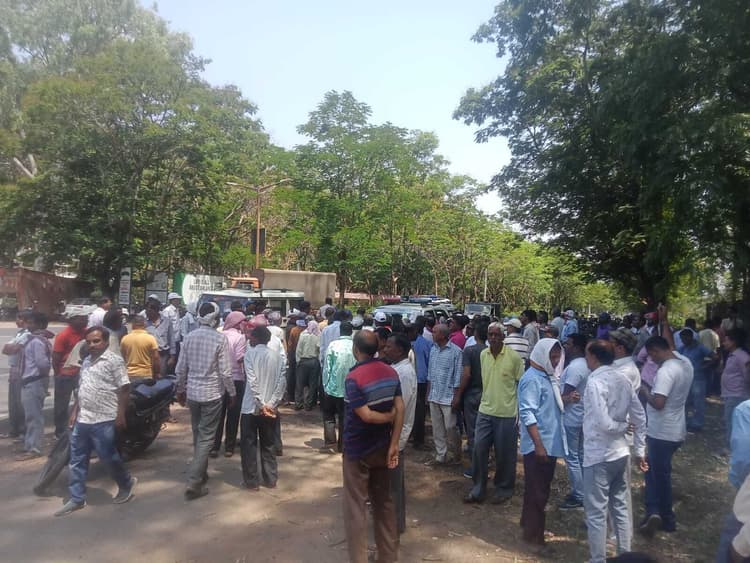 एचइसी के सप्लाई कर्मियों ने तीन घंटे तक किया चक्का जाम