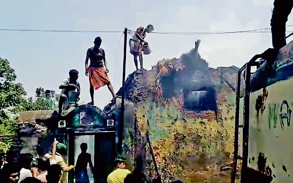 चुरूलिया गांव के एक घर में लगी आग, मची अफरा-तफरी