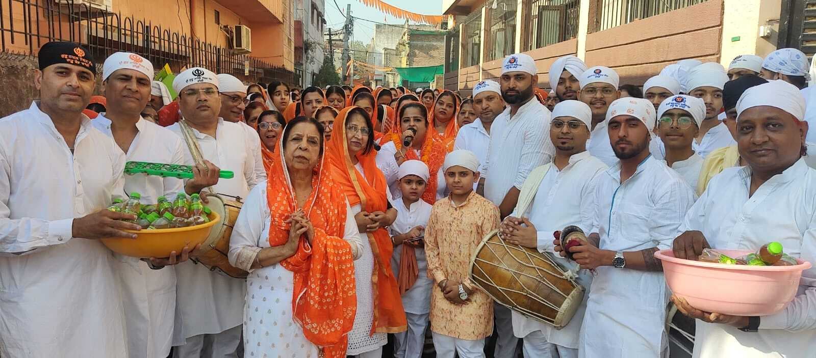 नगर कीर्तन शोभायात्रा में बरसे फूल