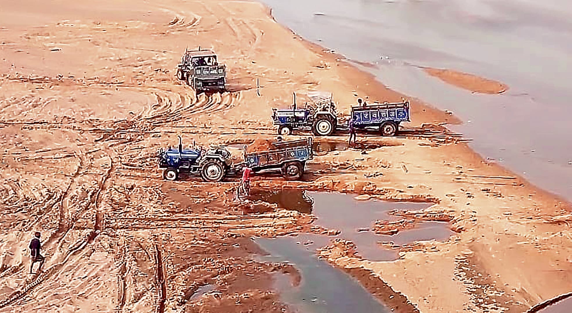 बेरमो क्षेत्र में दामोदर नद से अवैध ढंग से हो रहा बालू का उठाव