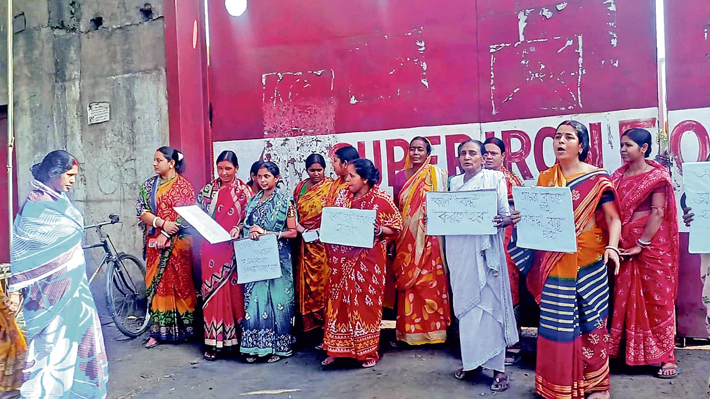 पांडवेश्वर : फैक्टरी से हो रहा प्रदूषण नाराज महिलाओं ने किया प्रदर्शन