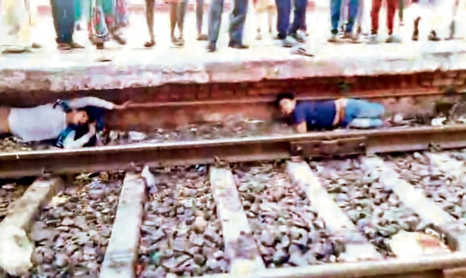 जनशताब्दी में चढ़ने में दो का फिसला पैर, दीवार से चिपक बचायी जान