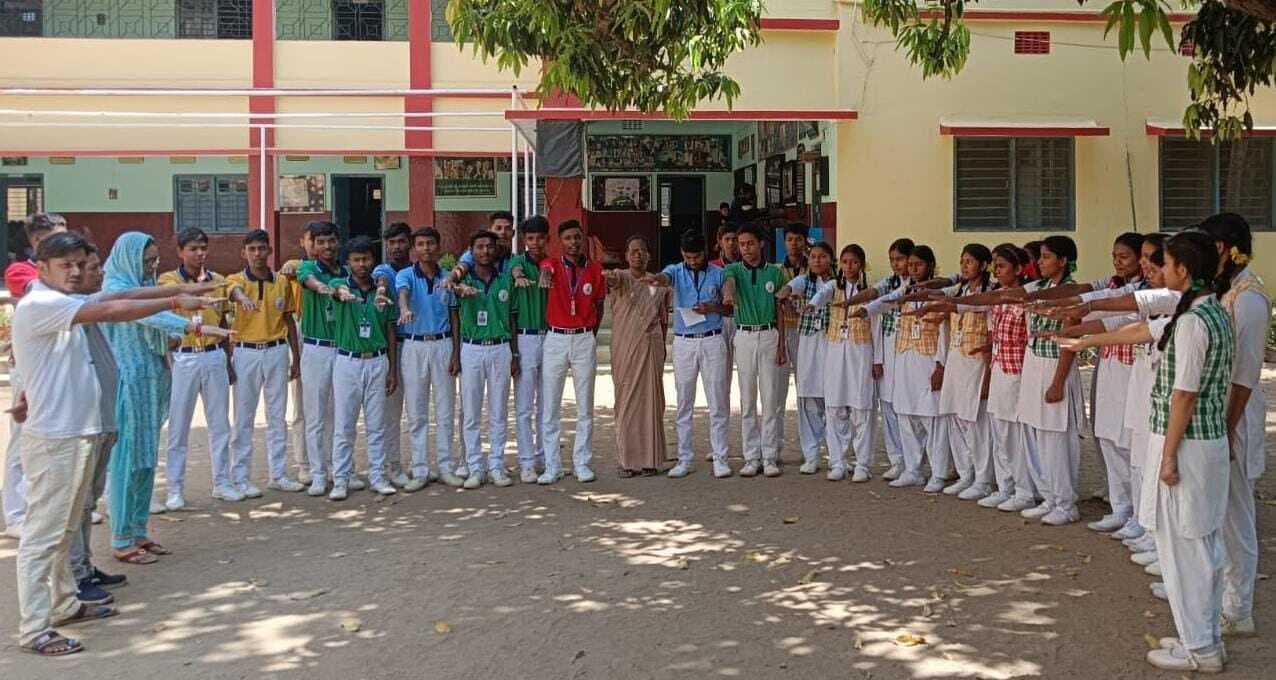 शत प्रतिशत मतदान को लेकर विद्यालय में चलाया जागरुकता अभियान, छात्र-छात्राओं को दिलायी शपथ