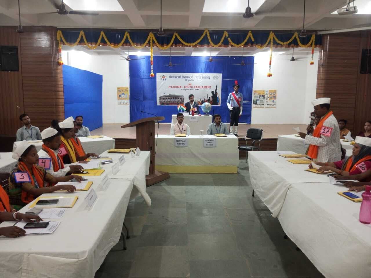 राष्ट्रीय युवा संसद में छात्र-छात्राओं ने रखे अपने विचार, मुद्दों पर एक- दूसरों को घेरा