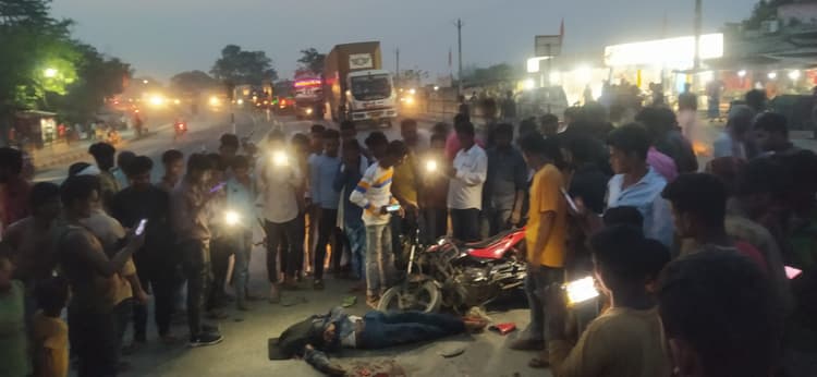 ट्रक की ठोकर से बाइक चालक की मौत, दूसरा गंभीर रूप से घायल