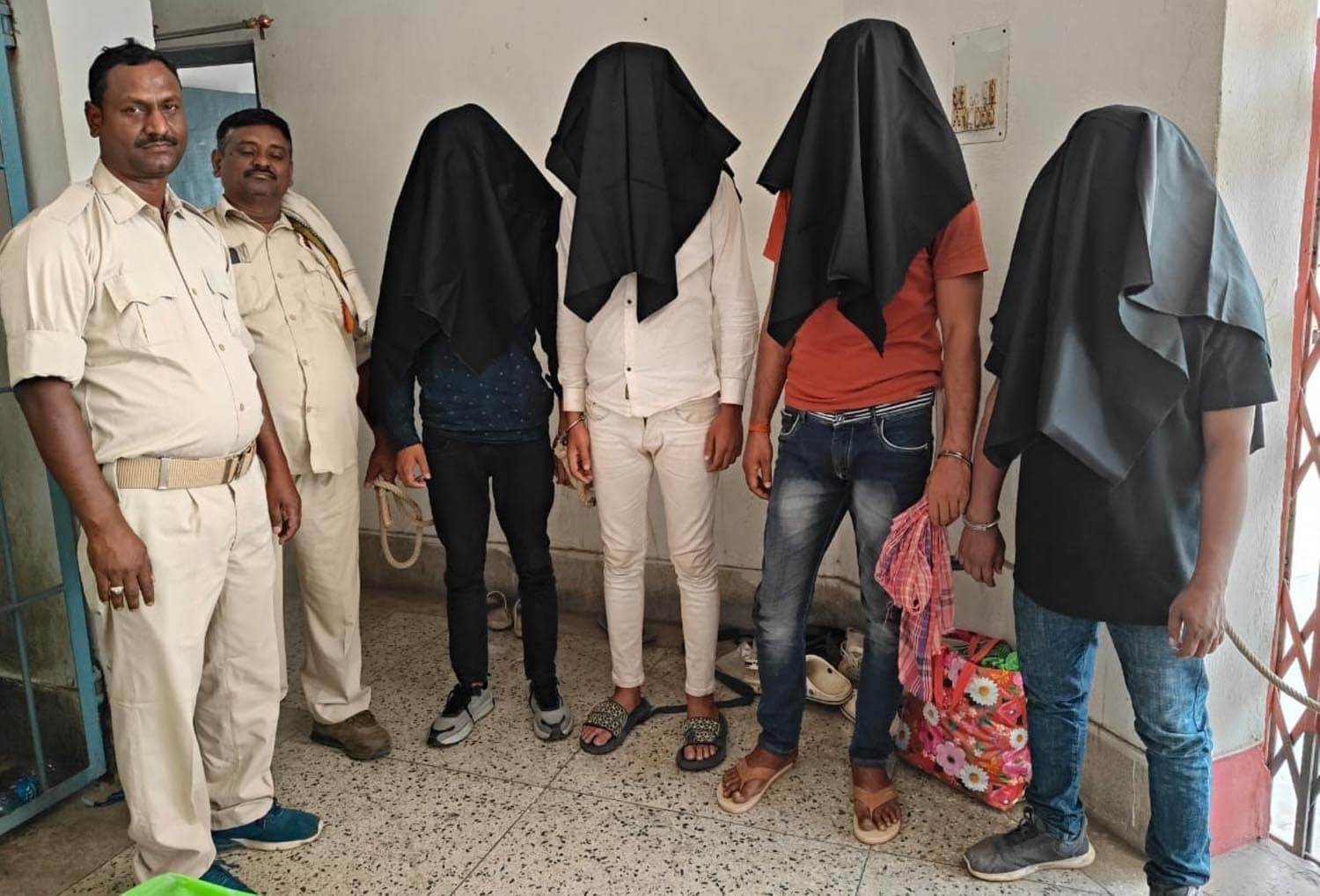 नकली पुलिस बन कर लूटपाट करने वाले चार अपराधी गिरफ्तार