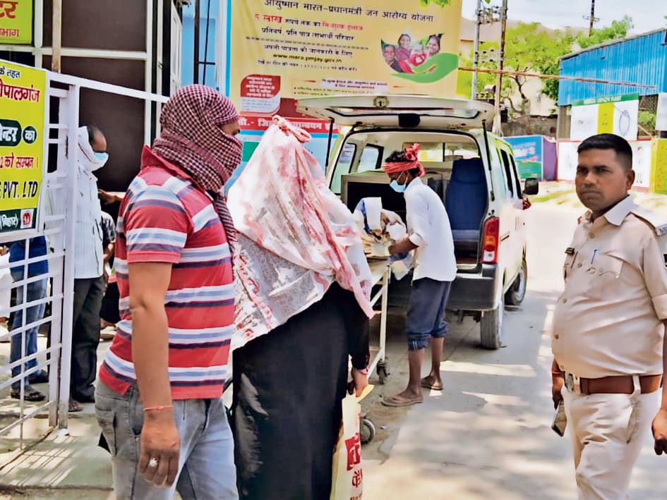 चनावे जेल : हाथ से ठोकर लगी तो बिखर गयी दीवार से गिट्टी, सीजेएम ने कहा- संवेदक पर करें कार्रवाई