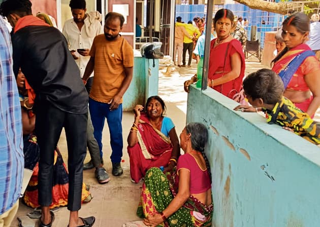 शादी समारोह से लौट रही कलाकारों की गाड़ी पेड़ से टकरायी, चपेट में आये बाइक सवार, दो की मौत, 10 घायल