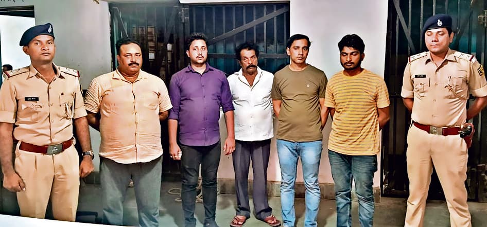 कांग्रेस जिलाध्यक्ष के घर पर चलीं गोलियां, पांच लोग धराये, राइफल व 44 कारतूस बरामद