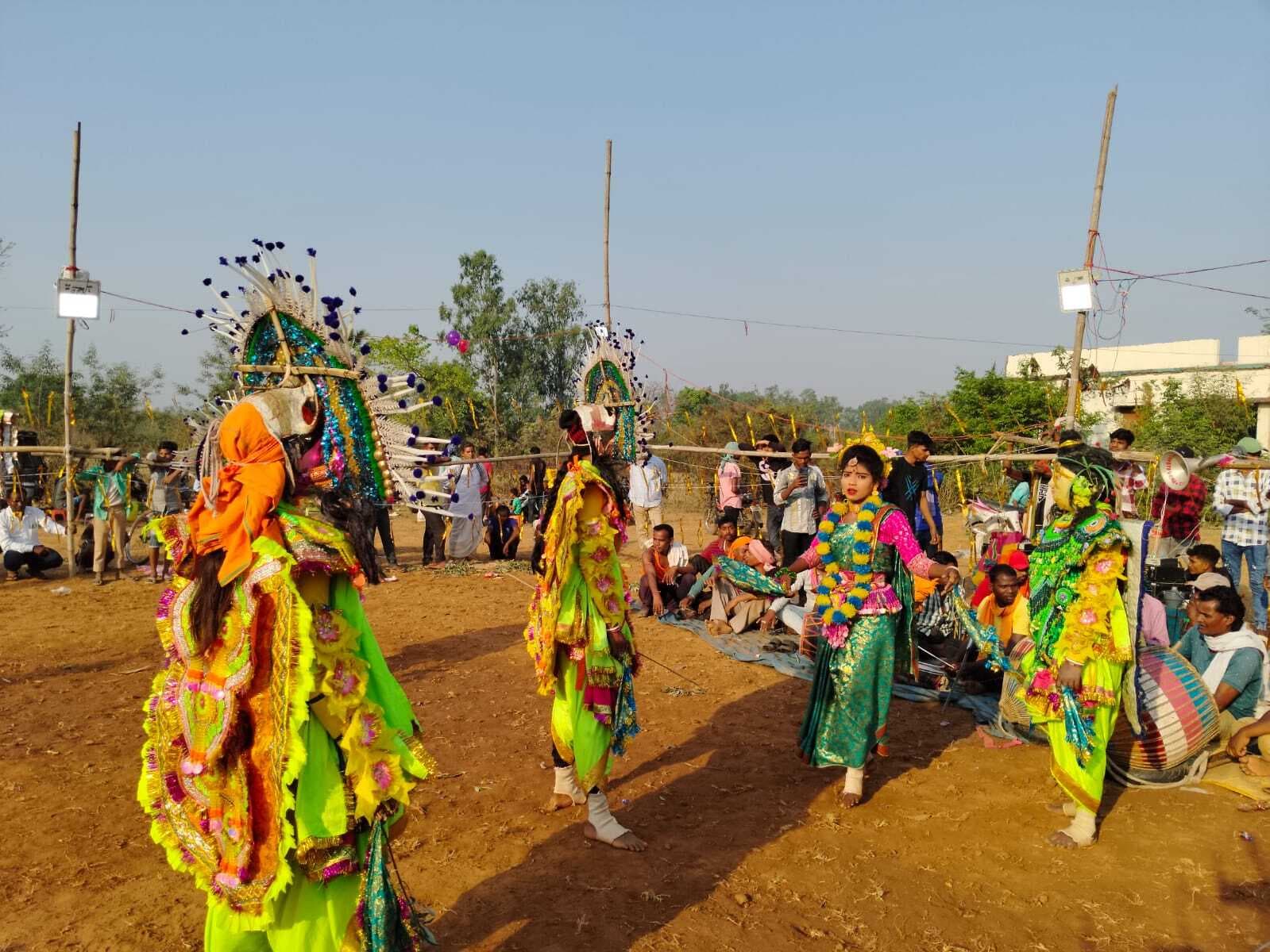 महिला छऊ टीम ने नृत्य प्रस्तुत कर लूटी वाहवाही