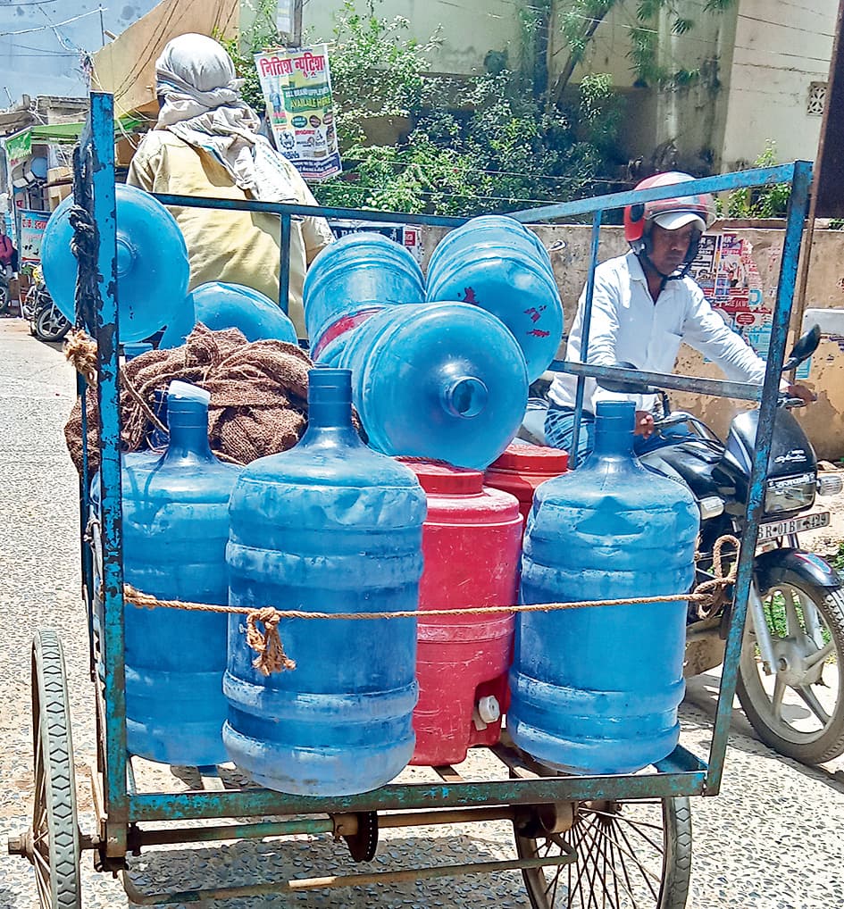 सारण में बाेरिंग दे रही धोखा, कई इलाकों में पानी की किल्लत