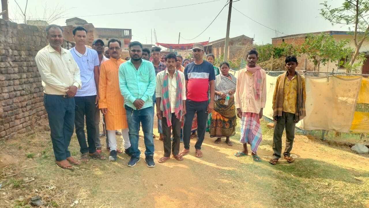 सारठ : बरमसिया के ग्रामीण ने की रोड निर्माण की मांग, सड़क नहीं तो वोट नहीं का लिया निर्णय