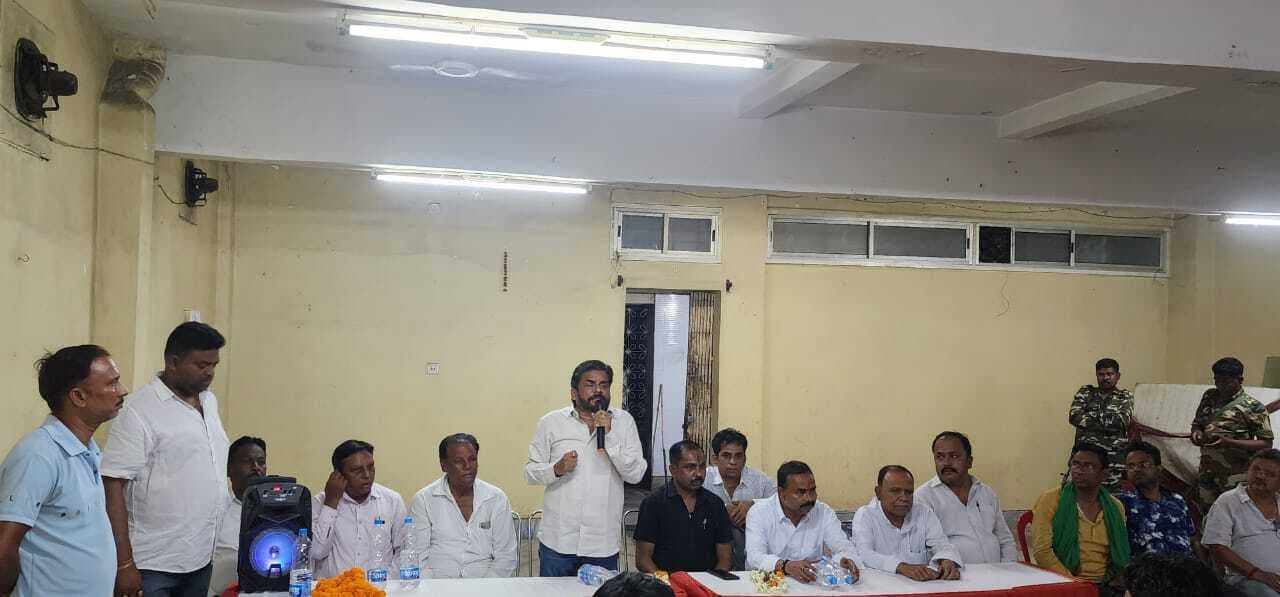 समीर मोहंती व मंगल कालिंदी ने कार्यकर्ताओं के साथ की बैठक