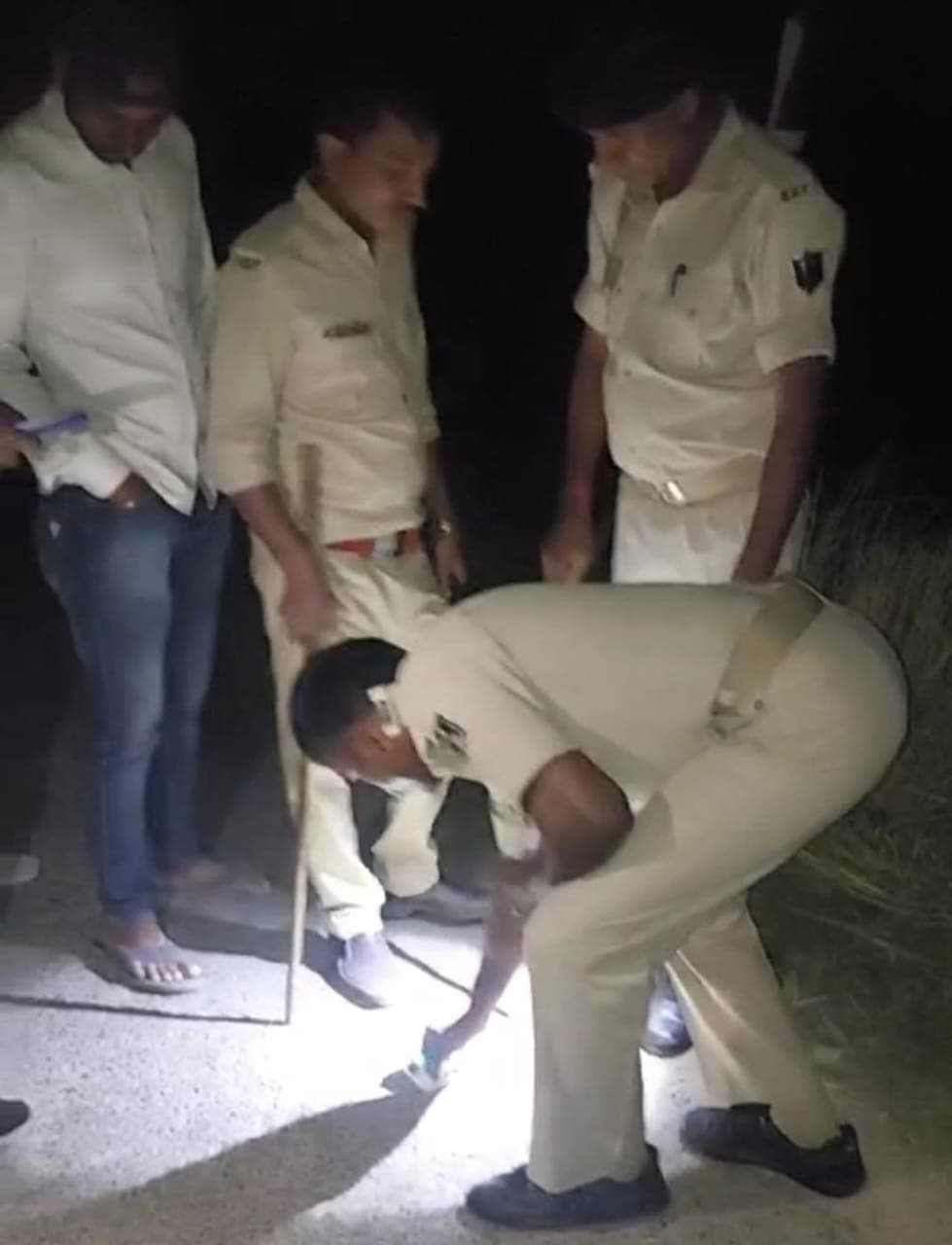 सुरसंड में बदमाशों ने युवक को गोली मारकर बाइक लूटी